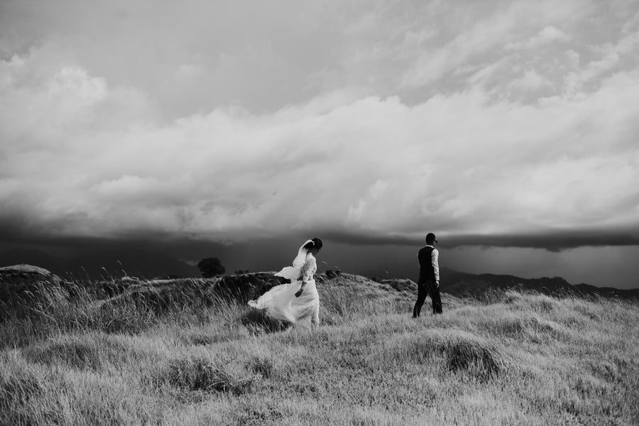 Ingin Foto Prewedding "Black & White" yang Timeless Yuk, Simak Tipsnya!