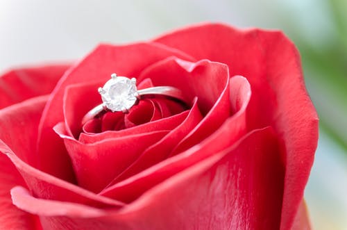 5 Cara yang Bisa Suami Lakukan untuk Membuat Istri Bahagia