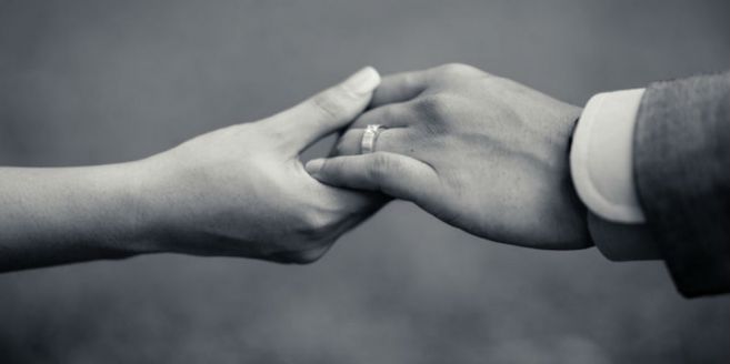 Dilarang Memakai Cincin di Jari Tengah dan Telunjuk, Benarkah ?