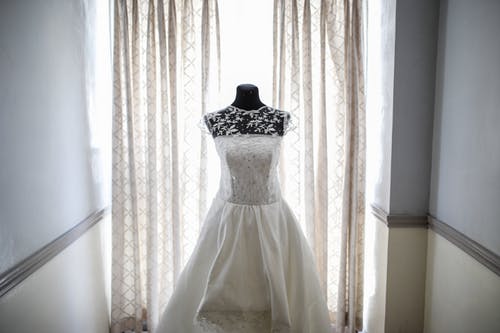 Jangan Galau Mau Beli atau Sewa Gaun Nikah, Lebih Baik Kamu Pertimbangkan Hal Berikut Ini Dulu!